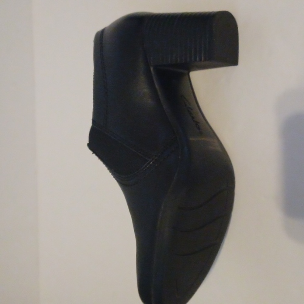 Clarks Shooties Genuine Black Leather Sz9M. 2 Inch Heel. Side Zipper. Cute! EUC! - Picture 2 of 9